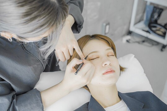 【調布駅】◆19時で営業終了・土日休みOK・土日含む希望休3日まで可能・引っ越し手当あり・社会保険完備・髪色ネイル自由◆未経験OK！仕事のやりがい、プライベートの充実どっちも妥協したくない、そんな方も歓迎！トレンド発信型サロン「アイブロウ&まつげパーマ専門店 IVY-LINE 調布店（アイブロウアンドマツゲパーマアイビーラインチョウフテン）」からアイリスト（まつげパーマ・アイブロウ）の求人☆★