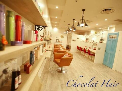 【梅田】アシスタントの内から指名料がつくから平均月給24～25万円！！！≪社会保険完備≫≪平均月10日休み≫≪2年以内にデビュー可能≫≪営業時間内朝レッスン≫女性オーナーを含めスタッフは全員女性！働きやすい環境で高価格の癒しサロン「Chocolat UMEDA（ショコラ ウメダ）」からアシスタント（美容師）の求人☆☆