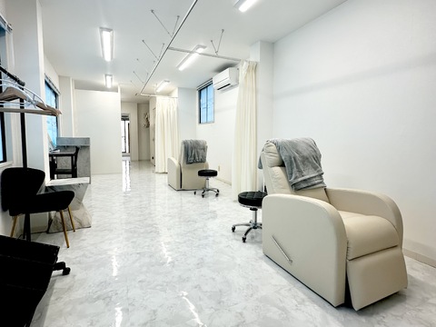 【阪急茨木市駅】≪月8～10日休み≫≪社会保険完備≫≪土日休みOK≫≪有給休暇あり≫≪産休育休制度あり≫福利厚生や休日などの自由度が高いサロンで働きたい方にオススメ！集客力にも力を入れており、集客も順調のため入客チャンス多数あり「Miri 阪急茨木店（ミリ ハンキュウイバラキテン）」からアイリスト（まつげエクステ・まつげパーマ・アイブロウ）の求人★☆