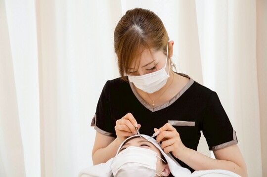 【麻布十番】≪自由出勤≫≪16時までの退勤可能≫≪土日休み、連休OK≫≪ママさん歓迎≫≪髪色ネイル自由≫ハイレベルな技術とデザイン力が身につく高単価サロン！ライフスタイルに合わせて働ける「Hills（ヒルズ）」からアイリスト（まつげエクステ・まつげパーマ・アイブロウ）の求人☆☆