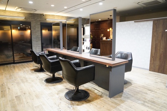 【梅田】新規集客抜群！平均月給60万円！◆完全週休2日制◆正社員でも土日月4回休みOK◆社会保険完備◆業務委託は自由出勤◆総売上60％還元◆インボイス制度サポートあり◆施術時間枠自由◆マンツーマン施術OK◆デザインカラー、髪質改善ともに人気の実力派サロン！新規集客抜群のためガッツリ入客して売上を上げられます！「MIRA（ミラ）」からスタイリスト（美容師）の求人☆★