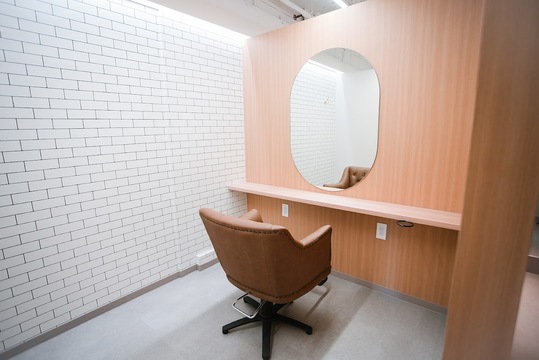 【近江八幡】≪完全個室≫≪選べる勤務体系≫≪所得補償制度あり≫≪完全マンツーマンサロン≫≪髪質改善が人気＆客単価1万円以上≫某集客サイトで受賞歴があり集客力抜群！確定申告サポートもあり業務委託が初めてという方でも安心して勤務することができます「個室型サロンTRAN9UIL BANCA（コシツガタサロントランクイルバンカ）」からスタイリスト（美容師）の求人★☆