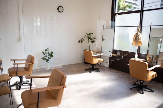 【茨木市駅】≪業界トップクラスの年間休日110日＋有給10日≫≪完全週休2日制≫≪社会保険完備≫≪カット入客チャンスあり≫平均退社時間19時半！離職率7%未満！！ルベルの認定講師在籍サロン！食事会などの楽しいイベントもたくさん！オーナーさんとの距離が近いサロン！！「Toy（s） Factory（トイズファクトリー）」からスタイリスト（美容師）の求人☆★☆