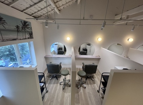 【都島】≪入社3ヶ月間特典あり≫≪集客抜群！≫≪完全週休2日制＆実働8時間≫≪社会保険完備≫≪全席半個室≫カラー特化のトレンド発信サロン！「LEAPS adore 都島店（リープスアドレミヤコジマテン）」からスタイリスト（美容師）の求人☆★☆