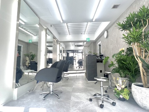 【難波】◆集客抜群の人気店・客層20代メイン・アイリスト兼任も可能・日曜休み月1回OK・社会保険完備・実働8時間◆若い世代が活躍するカラー特化サロン！頑張りがしっかり反映される高待遇で働きやすい環境！夢を持って一緒に働いてくれる方大歓迎！「Ardore（アルドーレ）」からスタイリスト（美容師）の求人☆★