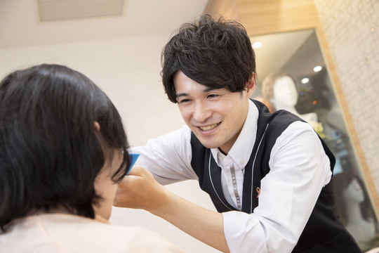 【山形駅】≪完全週休2日制！≫≪社会保険完備♪≫≪有給休暇あり♪≫など長期で働くために必要な上場企業ならではの抜群の待遇を整えています♪残業も一般の理美容に比べて少ないのでプライベート大事にできる会社です♪アートネイチャー 山形店（アートネイチャーヤマガタテン）からスタイリスト（美容師・理容師）の求人☆★