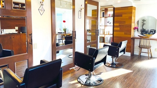 【鎌倉】≪完全週休2日制≫≪土日休みOK≫≪夏季冬季休暇あり≫≪客単価1万円以上≫高収入でしっかり稼げる！美容が大好きな方大歓迎！「arbol grande（アルボグランデ）」からスタイリスト（美容師）の求人☆★