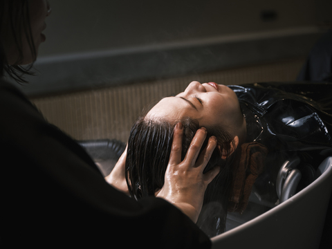 【姪浜駅】≪月給31～41万円も可能・社会保険完備・週休二日制・営業時間17時まで・社員寮あり≫美容業界では珍しい高待遇！美容師として長く活躍できるよう様々な道のりをご準備しています！「qon Hair&Care 2号店（クオンヘアアンドケアニゴウテン）」からスタイリスト（美容師）の求人★☆