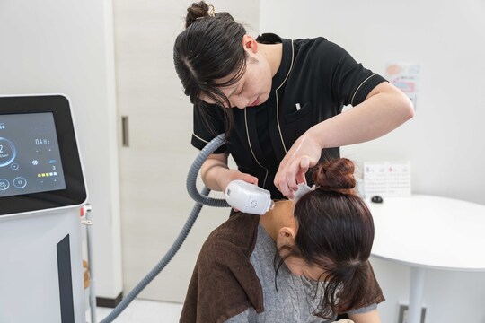 【岡山駅】≪社会保険完備・実働8時間・残業なし・マンツーマン施術≫頑張った分はしっかり還元されます！うなじやもみあげの脱毛に特化したサロン「スタッフが集まり次第、岡山駅付近にOPEN予定のうなじ矯正専門店」からエステティシャンの求人☆☆
