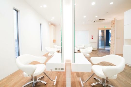 【横代】≪高月給・日曜定休あり・社会保険完備・完全週休二日制も選択OK・18:00退勤・残業ほぼなし・マンツーマン接客≫チームワークを大切にし働きやすい環境づくりに取り組んでいます！オーガニックの薬剤にこだわりお客様満足度が高い技術を提供するヘアサロン「Hair Rire 横代店（ヘアーリールヨコシロテン）」からスタイリスト（美容師）の求人☆★