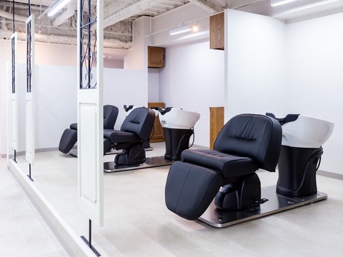 【烏丸】≪土日休み月1～2回OK≫≪通信制OK≫≪月8日休み≫≪営業中レッスンも可能≫≪社会保険完備≫≪有給休暇あり≫≪撮影あり≫メンズパーマに特化したサロン「Men's salon by tRe hair 烏丸店（メンズサロンバイトレヘアー カラスマテン）」からアシスタント（美容師）の求人☆★☆