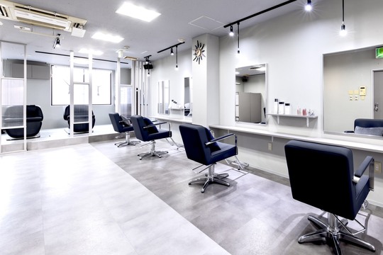 【心斎橋】「しっかり休めて、しっかり成長できる」若手がのびのび活躍できるサロン！早く上手くなりたい人、集まれ！入客チャンス豊富で若手が主役のサロンです！20時迄に退社／月1土日休みOK◎女性スタッフ多数で相談しやすい環境◎頑張りをきちんと評価されるので安心して働いてもらえます「a‐rch for hair 心斎橋店（アーチフォーヘアーシンサイバシテン）」からスタイリスト（美容師）の求人☆☆