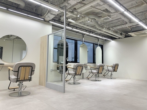 【江坂】≪社会保険完備≫≪最低保障給あり≫≪高単価≫≪独立支援あり≫大人女性に人気の髪質改善特化サロン！清潔感のあるオシャレな内装も人気の秘訣！若いスタッフが成長、活躍できる場を提供します！「Uni.esaka（ユニエサカ）」からスタイリスト（美容師）の求人☆★