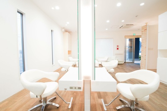 【横代】≪日曜定休あり・社会保険完備・完全週休二日制も選択OK・18:00退勤・残業ほぼなし・営業中のレッスンOK・最短6ヶ月でスタイリストデビュー可能≫チームワークを大切にし働きやすい環境づくりに取り組んでいます！オーガニックの薬剤にこだわりお客様満足度が高い技術を提供するヘアサロン「Hair Rire 横代店（ヘアーリールヨコシロテン）」からアシスタント（美容師）の求人☆★