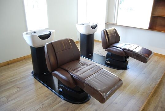 【田富】≪社会保険完備・子育て中の方も大歓迎・マツエクが学べる・第3日曜定休あり≫ライフスタイルに合わせた働き方ができる地域密着型ヘアサロン「NATURA（ナチュラ）」からスタイリスト（美容師）の求人☆★☆