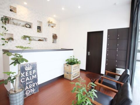 【大門】≪月8,9日休み≫≪最短2年でデビュー可能≫≪月給19万円〜≫≪社会保険完備≫≪託児所完備≫着付けやメイク、ネイルも学べる！20時までに退勤も可能！！充実した福利厚生で生涯働いていけるサロン作りを目指すサロンです！スタッフ同士が家族のような関係なのも魅力のポイント◎「arms cube（アームズキューブ）」からアシスタント（理容師・美容師）の求人☆★