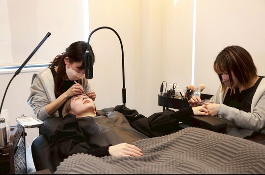 【平野】≪ママさん・ブランクある方歓迎≫≪30,40代のスタッフ活躍中≫≪日祝定休・土曜出勤可能な方歓迎！≫≪16時までの勤務OK・夕方以降出勤可能な方歓迎！≫≪年末年始・GW・夏季休暇あり≫≪髪色自由・ネイルOK≫プライベートとお仕事の両立が可能なサロン！「nail&eyelash Bellulu（ネイルアンドアイラッシュベルル）」からアイリスト（まつげエクステ・まつげパーマ）の求人☆☆