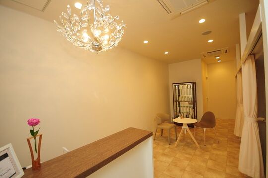 【仲原】≪19時迄の退勤可能・完全週休二日制・月に1度日曜日休みOK≫未経験の方でも研修中は給与あり！！残業をしない主義なのでお仕事・プライベートのメリハリをつける事ができるアイラッシュサロン「albero di glicine（アルベロディグリーチネ）」からアイリスト（アイデザイナー・まつ毛エクステ）の求人☆☆