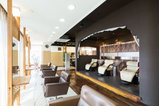 ≪完全週休二日制≫≪社会保険完備≫≪高月給≫≪ブランクがあってもOK≫≪住宅手当あり≫≪引っ越し手当あり≫≪異動なし≫≪残業ほぼなし≫≪営業時間内レッスン≫≪単価1万5000円以上≫流行りのデザインではなく髪をキレイにしてお客様の笑顔を創ります。スタッフ第一主義を掲げるエリアでトップクラスの働きやすさです！ヘアサロン「Heart's（ハーツ）」からスタイリスト(美容師)の求人☆★☆