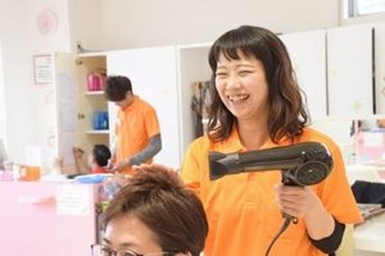【福間】高い技術力×リーズナブルな価格で多くのお客様がご来店！独自のステップアッププランで一人ひとりの夢や目標を応援しています！働きやすさ抜群のお店です！ 美容室 ママファミリー 福間店（ビヨウシツママファミリーフクマテン）からスタイリスト(美容師)の求人☆★