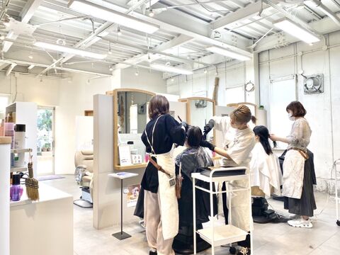 【高砂】≪土日出れない方もOK≫日曜出れなくてもOK！併設のカフェやコインランドリーが日々の負担を軽くして、子どもや自分、家庭のための時間を作ってくれます。女性を応援するヘアサロン「hull（ハル）」からスタイリスト（美容師）の求人☆☆