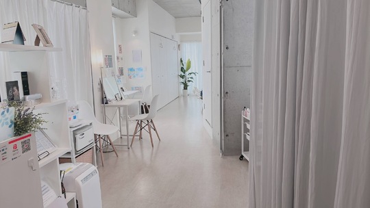 【明石】≪完全週休2日制≫≪社会保険完備≫≪土日休み月3回OK≫≪髪色・ネイル自由≫≪実働8時間・休憩1時間≫≪未経験・新卒生OK≫≪ノルマなし≫エリア高水準の給与と好条件で長く働ける環境！落ち着いた雰囲気のサロンで自分に合った働き方がしたい方にオススメ！「W eye+ 明石店（ダブリュー アイプラス アカシテン）」からアイリスト（まつげエクステ・まつげパーマ・アイブロウ）の求人☆☆