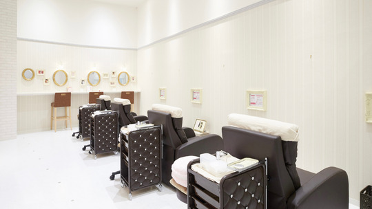 【西小倉駅】≪社会保険完備・勤務地の相談OK・毎週日曜、祝日はお休み・勤務時間は9～18時≫アイリストのインストラクターを大募集！幅広い世代のお客様から愛されるアイラッシュサロン「Dolly Lash リバーウォーク北九州店（ドーリーラッシュリバーウォークキタキュウシュウテン）」からインストラクター・講師（まつげエクステ・まつげパーマ・アイブロウ）の求人☆☆