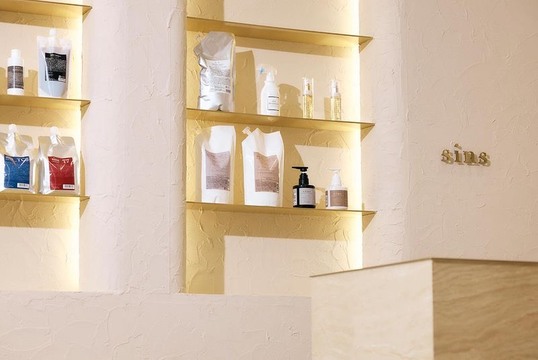 【銀座】≪平均単価約28000円≫≪賞与あり・平均年収550万円≫自社商材を駆使した唯一無二の技術力がウリの人気サロン！スタッフ満足度も高く、離職率0％！「sins（シンズ）」からスタイリスト（美容師）の求人☆★