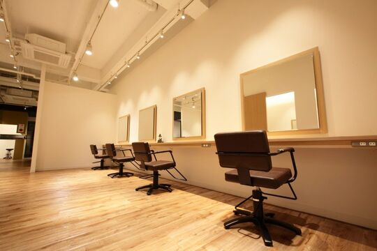 【河内松原】≪日曜祝日定休≫≪社会保険完備≫≪17時営業終わり≫≪週3日～、1日4時間～OK≫ブランクある方にはサポートもあり！子育て世代の女性が安心して働けますよ！地域にずっと愛されるサロンを目指す「SAZAE（サザエ）」からアシスタント（美容師）の求人☆★☆