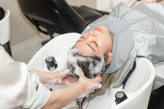 【幕張本郷】≪完全週休2日制≫≪18時半に営業終了≫ブランクを取り戻すための研修体制◎お子様の急な熱などによるお休みにも対応しやすいサロン環境です！地域密着で目の前のお客様に集中できる「Via（ビア）」からスタイリスト（美容師）の求人☆☆