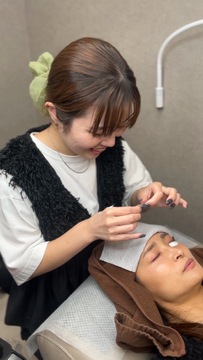 【光の森】≪営業時間17:30まで・社会保険完備・完全週休二日制・日祝の希望休OK・研修は営業時間内のみ・残業ほぼなし≫今までの経験を活かしてみませんか？勤務時間に制限がある方でも活躍できます！お客様との距離も近くあたたかい雰囲気！アットホームなアイラッシュサロン「Luire（ルイール）」からアイリスト（まつげエクステ・まつげパーマ・アイブロウ）の求人☆☆