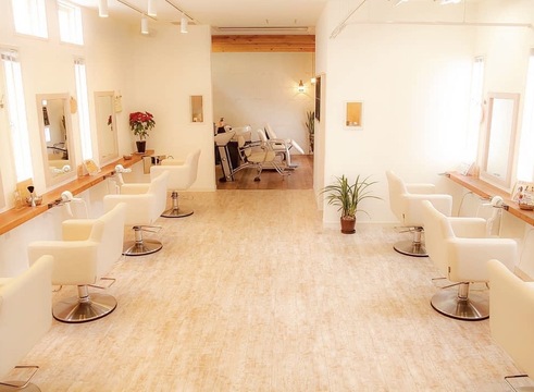 【八日市】≪固定給33万円（半年保証）≫≪有給しっかり取得≫≪社会保険完備≫ブランク・育休復帰・環境チェンジも歓迎します。無理せず、安心して美容師を続けられる。そんな「長く働ける働き方」を、eccoが整えました。「ecco fleur（エコーフルール）」よりスタイリスト（美容師）の求人☆★