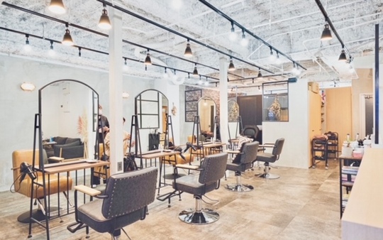 【京都駅】◆実働8時間・完全週休2日制・月2回土日休みOK・社会保険完備◆トレンドを押さえたメニュー展開！早くデビューして経済的にも自立したい！そんな方を応援します！「LoRE hair coordinate 京都駅前店（ロアヘアコーディネートキョウトエキマエテン）」からアシスタント（美容師）の求人☆★