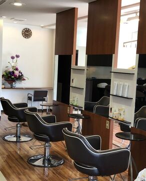 【筒井】≪社会保険完備・営業時間18:00迄・ヘアセットが学べる・小規模少人数・サロンワーク中心・ブランクOK・完全予約制・ヘッドスパ、カラーが人気≫スタッフの意見に耳を傾け働きやすい環境を創っています。なんでも意見を言える、小規模だからこその風通しの良さがある温かい雰囲気のヘアサロン「Chic Hair 大野城店（シークヘアーオオノジョウテン）」からスタイリスト（美容師）の求人☆★