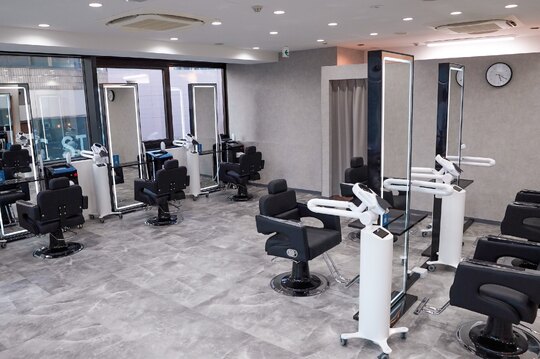 【千葉駅】≪月給31万円以上・完全週休3日制の選択OK・髪色、ネイル自由・社会保険完備・未経験、新卒生、通信生OK・土日祝の希望休OK≫美容業界で随一の好条件！経験の有無を問わず充実した環境で長く活躍ができる「2026年3月1日、千葉エリアでOPEN予定のメンズトータルビューティーサロン」からアイブロウリストの求人☆☆