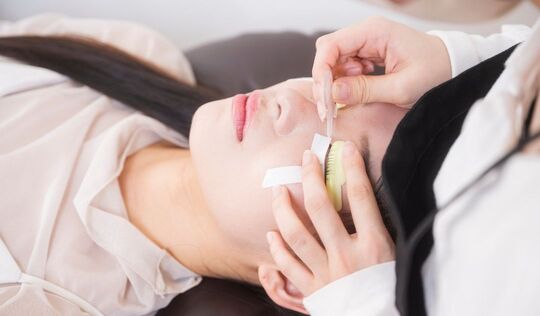 【姫路駅】◆社会保険完備・産休育休実績多数・10～19時の営業時間で残業いっさいナシ◆早い段階で活躍できる安心の研修カリキュラムが魅力です！自由な社風で自分らしく働ける環境「carrefour Lir 姫路店（カルフールリルヒメジテン）」からアイリスト（まつげエクステ・まつげパーマ・アイブロウ）の求人☆☆