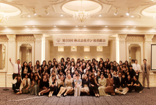 【稲毛】未経験、新卒生歓迎！一から幅広い技術を身に着け、豊富なメニューを提供できるエステティシャンを目指せます！長きにわたり業界で培ってきたノウハウを活かし、安心して長く働ける環境が整っています！「エスティフル 稲毛店 （エスティフルイナゲテン）」からエステティシャンの求人☆☆