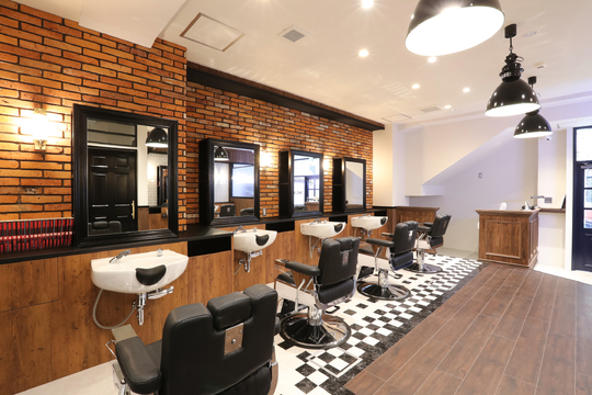 【泉中央】2026年4月上旬OPEN！全国に展開する人気ヘアサロングループのメンズブランド！◆時短勤務OK・土日休みOK・フリー40％／指名50％還元・集客抜群◆グループ内で月収30万円以上のスタッフが多数在籍しています！ライフスタイルに合わせた働き方も相談してください「FADE＆LINE the BARBER 富谷（フェードアンドラインザバーバートミヤ）」からスタイリスト（美容師）の求人★☆