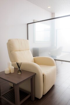 【横山】≪業務委託なので自由出勤！≫≪土日休み・連休OK≫≪髪色ネイル自由≫≪同業以外であればWワークOK≫≪技術レッスンサポートあり≫働きやすさ満点！育児の隙間時間に働ける！完全予約制のオシャレなプライベートサロン！せっかく取得した美容師免許を隙間時間に活かしませんか？「beauty salon W（ビューティーサロンダブル）」からアイリスト（まつげエクステ・まつげパーマ・アイブロウ）の求人☆☆