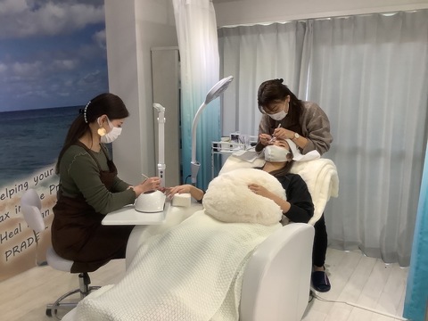 【成増】≪遅くとも19時半に退勤可能！≫≪実働8時間≫≪未経験・新卒生相談OK≫しっかり休み・しっかり働くを意識した風通しの良い環境！新しい技術や商材を早めに導入しながら、レベルの高い技術でお客様からの支持を得ています！地域密着型のデザイナーズサロン「PRADE（プレイド）」からアイリスト（まつげエクステ・まつげパーマ・アイブロウ）の求人☆☆