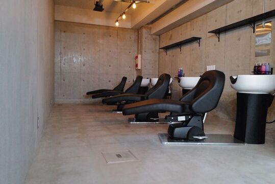 【香里園】≪社会保険完備≫≪月9日シフト休≫1年半～2年でスタイリストデビューが可能！全社員80％超えの高リピート率のノウハウを学べます！コンクリート打ちっぱなしのおしゃれなサロン「be’leef.ema 寝屋川店（ビリーフ.エマネヤガワテン）」からアシスタント（美容師）の求人☆★☆