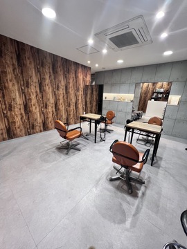 【交野市駅】≪1時間休憩or2時間休憩の自由選択制≫≪地域密着の人気サロン！≫≪完全週休2日制≫≪19時台に退勤可能≫≪月給25万円～≫≪社会保険完備≫≪マンツーマン入客≫≪スタイリストオンリーサロン≫幅広い世代のお客様より愛される人気サロン！集客も抜群で入客も安心！「JINa（ジーナ）」からスタイリスト（美容師）の求人☆★