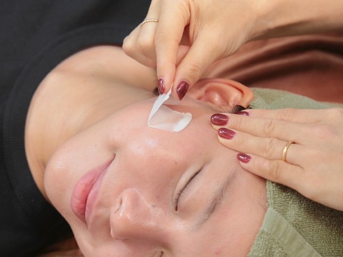 【丸太町】≪産休育休取得実績あり≫≪パートの方は16時迄の勤務OK≫≪正社員の方は土日祝休み月2回OK≫≪完全個室≫≪施術の掛け持ちなし≫落ち着いた雰囲気のトータルビューティーサロン「emirai （エミライ）」からアイリスト（まつげエクステ・まつげパーマ・アイブロウ）の求人★★