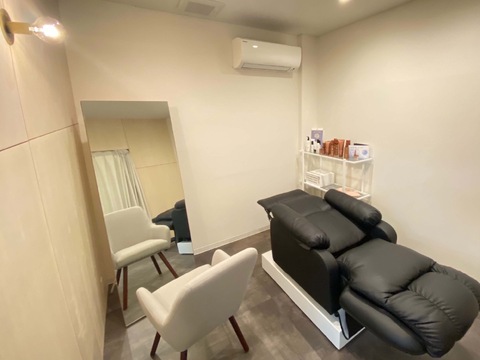 【都島】≪月給23万円〜≫≪月8,9日休み≫≪有給休暇あり≫≪社会保険完備≫≪平日と日曜は18時に退勤可能≫商材が豊富なので単価アップもしやすい環境！20、30代のおしゃれな女性がターゲットのサロン！技術に不安がある方でもオーナーさんからマンツーマンで技術を学べる！プライベートも充実できるサロン！「aimer（エメ）」からスタイリスト（美容師）の求人☆☆