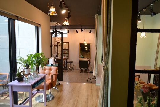 【籠原】≪社会保険完備≫≪完全週休2日制≫≪土日休みOK≫≪2年でデビュー可能≫実力派スタイリストが揃う、カフェのようなオシャレなサロン！お休みが多いので、仕事とプライベートにメリハリがつきますよ♪thinc by Rosta（シンクバイロスタ）からアシスタント（美容師）の求人☆★