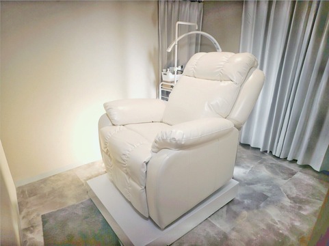 【三宮】≪自由出勤≫≪完全個室≫≪髪色ネイル自由≫エクステ・パーマに特化！美容室併設のアイラッシュサロン「Maison（メゾン）」からアイリスト（まつげエクステ・まつげパーマ）の求人★☆