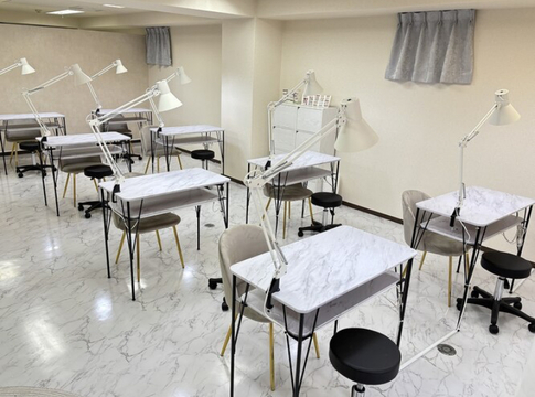 【京都駅】≪実務経験のある方の募集≫≪社会保険完備≫≪月8日休み≫≪平均退社19時≫トレンドの韓国ネイル・ワンホンネイルが得意なサロン！土日休みもOK！ネイリストの経験を活かして一緒に楽しく働きませんか？韓国風パーツや心ときめく可愛いパーツを豊富に取りそろえる「minuit nail by Zen（ミニュイネイルバイゼン）」からネイリスト（ネイル）の求人★☆