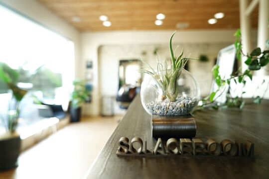 【舞多聞】≪完全週休2日制≫≪スタイリスト月給25万円スタート≫≪社会保険完備≫≪入客チャンス≫入働きやすい環境が整った地域密着型のお店です 30万円以上稼ぐことも可能です プライベートも充実できるアットホームサロン！“SOLACEROOM（ソレイスルーム）”からスタイリスト（美容師）の求人☆★