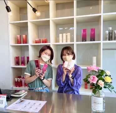 【高蔵寺】最新の薬剤を導入し、トレンドを発信！某有名システムトリートメントも使用しており、単価UPも狙いやすい環境です！ライフスタイルに合わせて働けてキャリアアップも叶う「Lana hair salon KOZOJI（ラナヘアーサロンコウゾウジ）」からスタイリスト（美容師）の求人★☆