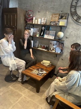 【つくば駅】≪選べる休日制度≫≪20時までに退勤可能≫≪社会保険完備≫≪産休育休制度あり≫流行りの透明感カラーが大人気のサロンです！髪質改善などのメニューにも力を入れており、様々な技術が学べる環境が整っています！「hair story r-ism next（ヘアストーリーリズムネクスト）」からスタイリスト（美容師）の求人★☆